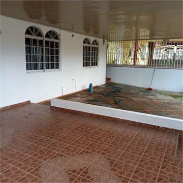 Casa en Venta Remodelada con Den y Amplia terraza cerrada en Brisas del Golf Panama